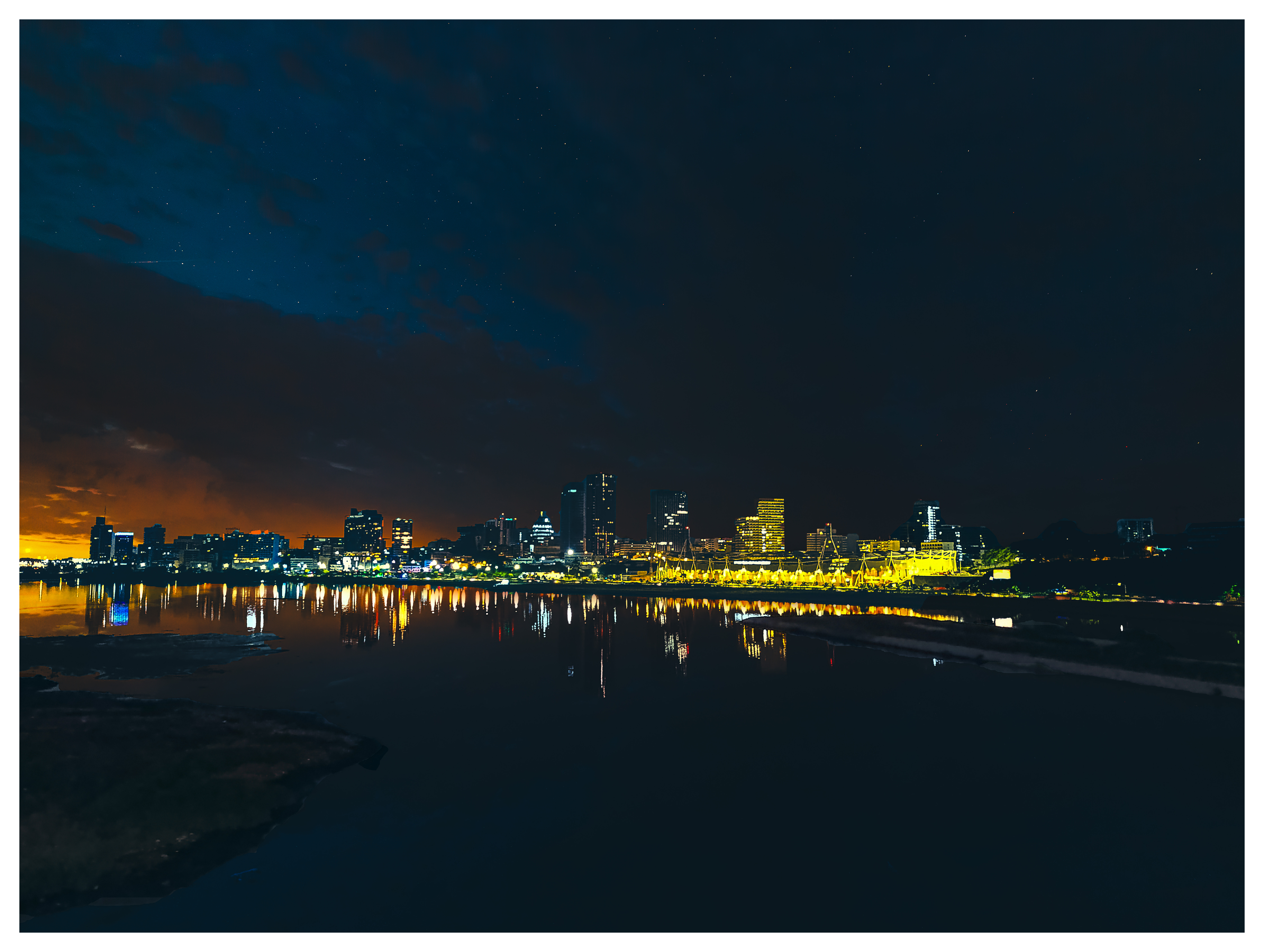 Vue nocturne des buildings au bord de la lagune à Abidjan