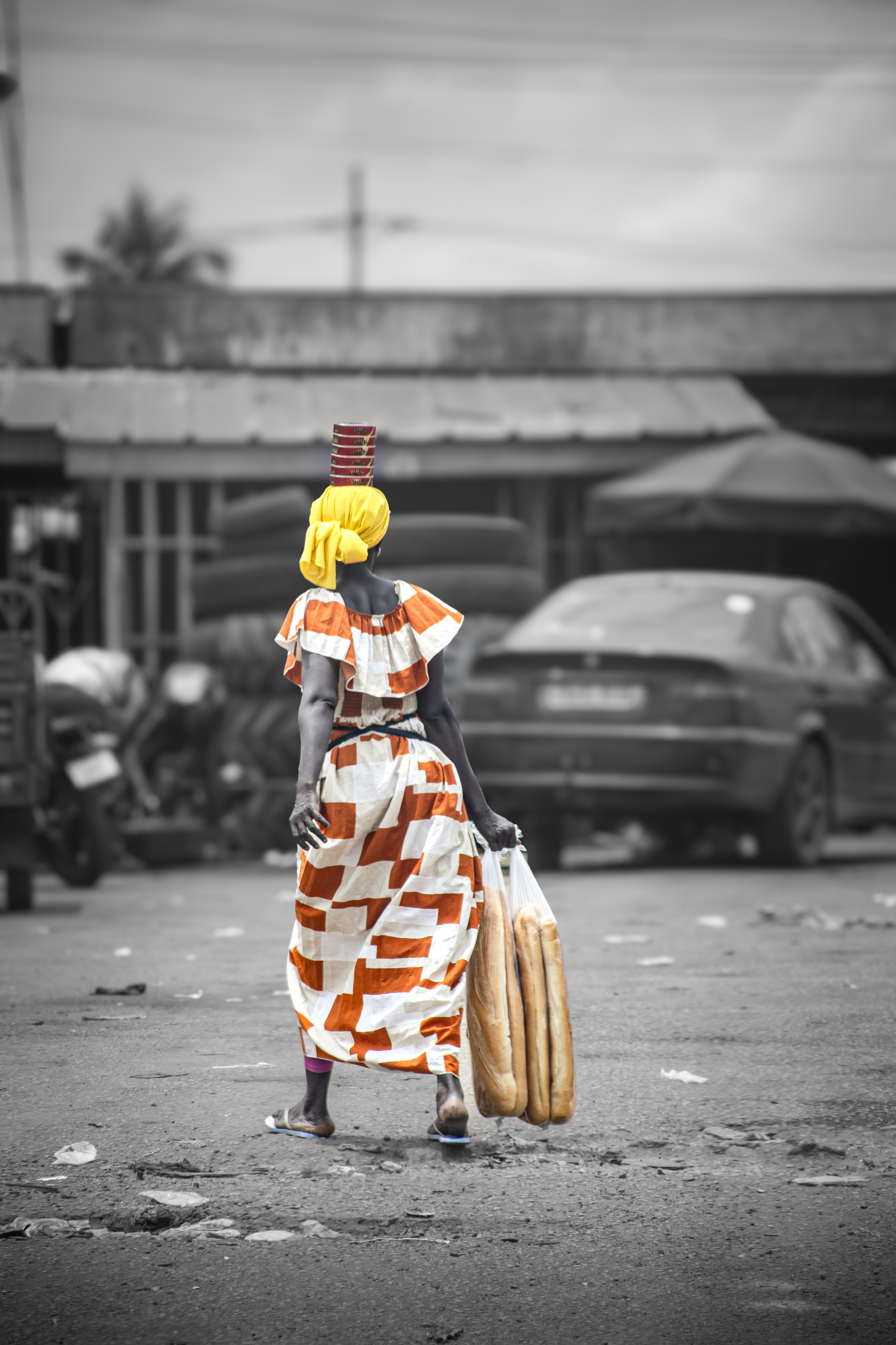Femme portant des sardines et du pain à la gare routière de Yamoussoukro