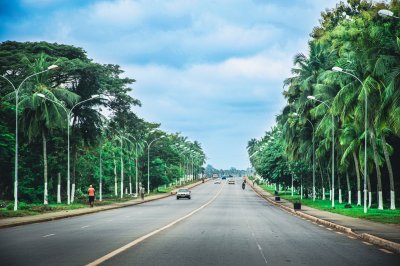 Route bordée de palmiers – Yamoussoukro
