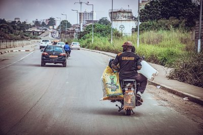 Moto-taxi roulant sur une route de Yaoundé