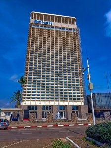 Immeuble siège de la CNPS à Yaoundé sous un ciel bleu éclatant