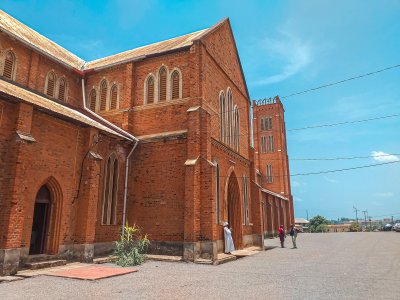 Cathédrale Notre-Dame du Rosaire de Mbalmayo, Cameroun – Architecture de brique rouge