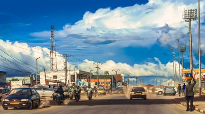 Circulation urbaine à Yaoundé – Scène de rue dynamique et vie quotidienne au Cameroun