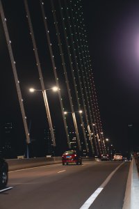 Vue nocturne du trafic urbain sur le pont Alassane Ouattara à Abidjan