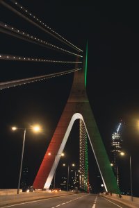 Perspective centrale du pont Alassane Ouattara illuminé – Abidjan de nuit
