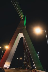 Pont Alassane Ouattara illuminé – Vue architecturale frontale, Abidjan
