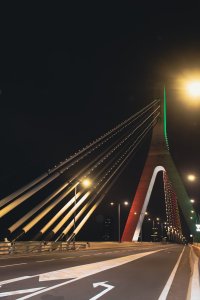 Vue latérale nocturne du pont Alassane Ouattara – Architecture moderne illuminée