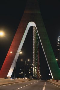 Arche illuminée du pont Alassane Ouattara – Gros plan nocturne à Abidjan
