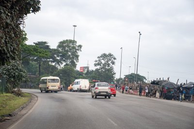 Scène urbaine matinale à Abidjan – Trafic et vie de quartier