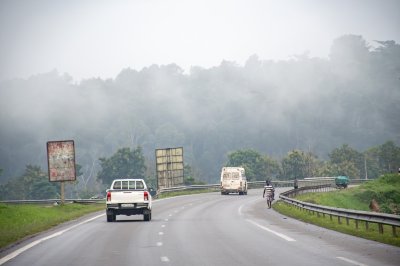Trafic matinal sur l'autoroute du nord – Côte d'Ivoire sous la brume