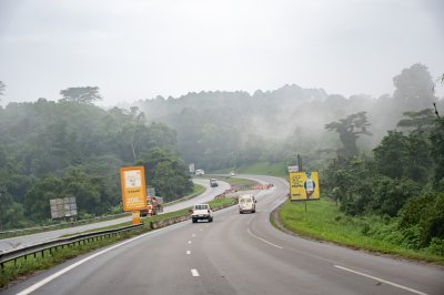 Paysage matinal sur l'autoroute du nord – Forêt tropicale et circulation en Côte d'Ivoire