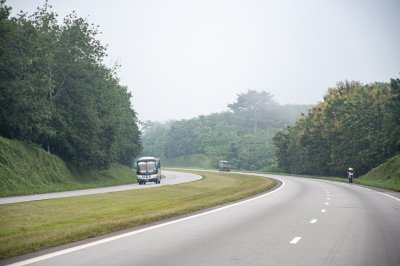 Autoroute ivoirienne traversant la forêt tropicale sous la brume matinale