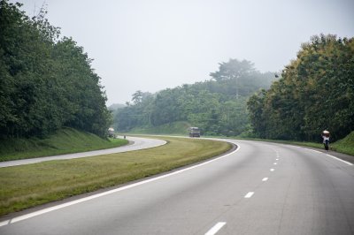 Brume matinale sur l'autoroute ivoirienne – Traversée de la forêt tropicale