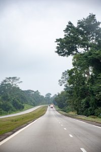 Autoroute ivoirienne sous un ciel brumeux – Traversée de la forêt pluviale