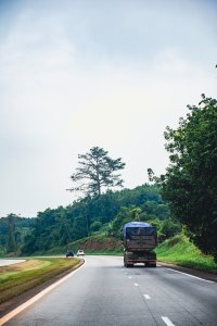 Camion sur l'autoroute ivoirienne – Traversée d'un paysage verdoyant
