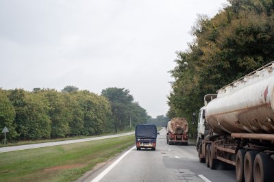 Camions-citernes sur l'autoroute ivoirienne – Transport routier en Afrique de l'Ouest