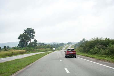 Voiture sur l'autoroute ivoirienne – À travers la campagne verdoyante