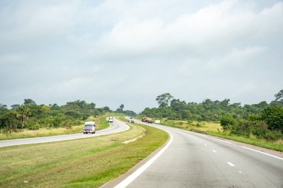 Paysage routier sur l'autoroute ivoirienne – Au coeur de la savane verte