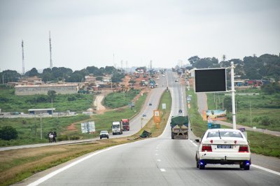 Entrée de Yamoussoukro par l'autoroute – Urbanisation en Côte d'Ivoire