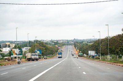 Avenue principale de Yamoussoukro – Trafic et urbanisation ivoirienne