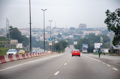 Abidjan – Vue panoramique de l'urbanisation depuis l'autoroute
