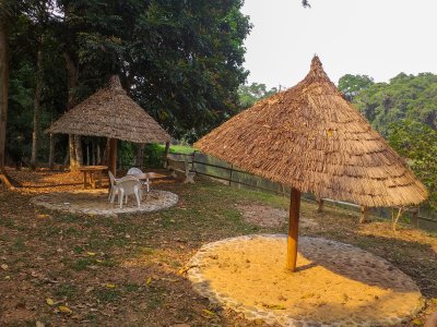 Aire de repos traditionnelle au bord de l'eau – Cameroun rural