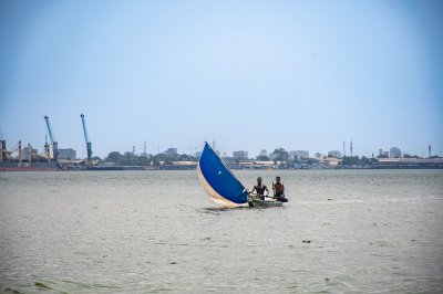 Pirogue à voile traditionnelle sur la lagune Ébrié – Abidjan, Côte d'Ivoire
