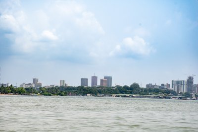 Vue panoramique du Plateau d'Abidjan depuis la lagune Ébrié – Côte d'Ivoire