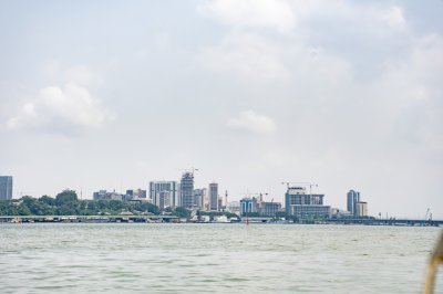 Skyline moderne d'Abidjan – Chantiers du Plateau vus depuis la lagune Ébrié