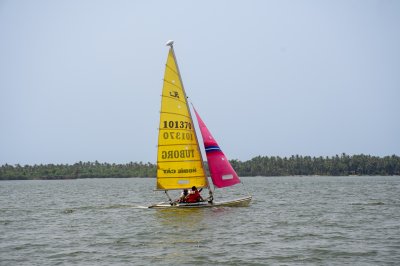 Voilier coloré sur la lagune Ébrié – Voile de loisir à Abidjan