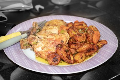 Poulet DG camerounais – Plantains mûrs et poulet mijoté aux saveurs africaines