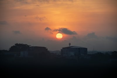 Coucher de soleil sur Abidjan – Silhouettes urbaines et ciel embrasé