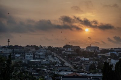 Coucher de soleil sur les toits d'Abidjan – Vue panoramique urbaine