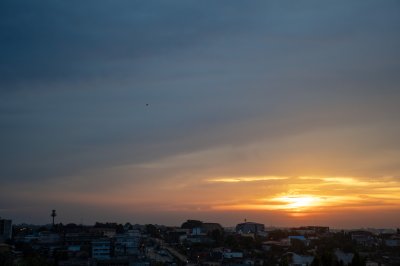 Crépuscule embrasé sur Abidjan – Lumières de fin de journée