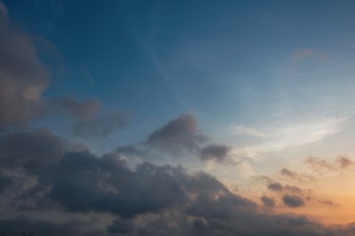 Nuances célestes au crépuscule – Ciel de fin de journée à Abidjan