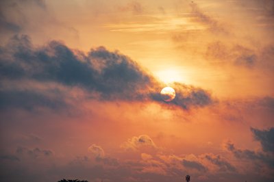 Coucher de soleil dramatique à Abidjan – Le soleil se couche dans les nuages
