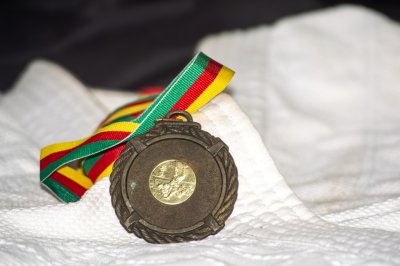 Médaille sportive sur kimono – Victoire africaine en arts martiaux