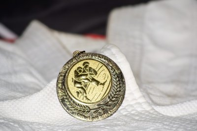 Médaille de karaté sur kimono – Honneur et discipline sportive