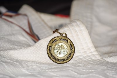 Médaille de judo sur kimono blanc – L'art du combat et la maîtrise