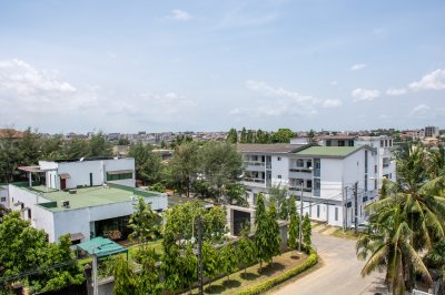 Zone résidentielle à Abidjan – Urbanisme moderne sous ciel bleu