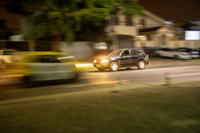 Scène nocturne à Abidjan – SUV sur une avenue animée