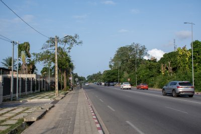Avenue principale d'Abidjan en plein jour – Circulation et verdure urbaine