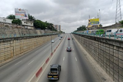 Vue d'une autoroute urbaine à Abidjan – Perspective linéaire et trafic fluide