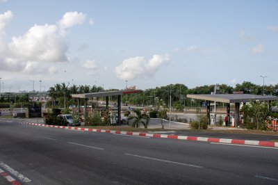 Station-service moderne à Abidjan – Vue urbaine sous ciel clair et végétation