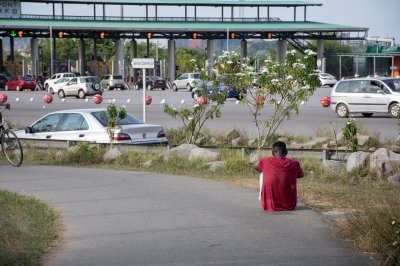 Scène urbaine près du péage du pont HKB à Abidjan – Entre trafic et contemplation