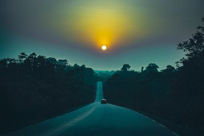 Coucher de soleil sur une route solitaire en Afrique