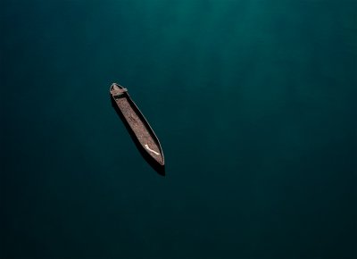 La pirogue solitaire sur le fleuve Nyong au repos
