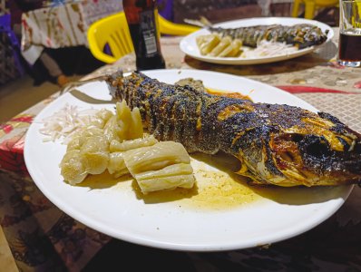Poisson braisé camerounais et bâton de manioc