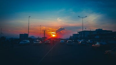Coucher de soleil sur le boulevard Omnisport à Yaoundé, Cameroun