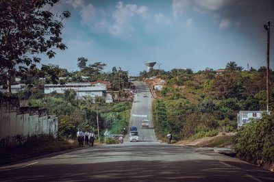 Route nationale menant à Mbalmayo – Vie quotidienne au Cameroun rural
